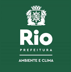 Home 22 Fundo verde com o logotipo da Prefeitura do Rio de Janeiro no topo, representando dois animais segurando um escudo com uma roda central e uma coroa. Abaixo do logotipo, o texto diz "Rio Prefeitura", "Ambiente e Clima" e "licenciamento" em branco.
